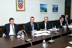 Zagreb, 12. ožujka 2010. - Ivica Perović, državni tajnik za prometnu inspekciju, uz kojega su sastanku nazočili i suradnici iz Uprave prometne ispekcije u Ministarstva mora, prometa i infrastrukture